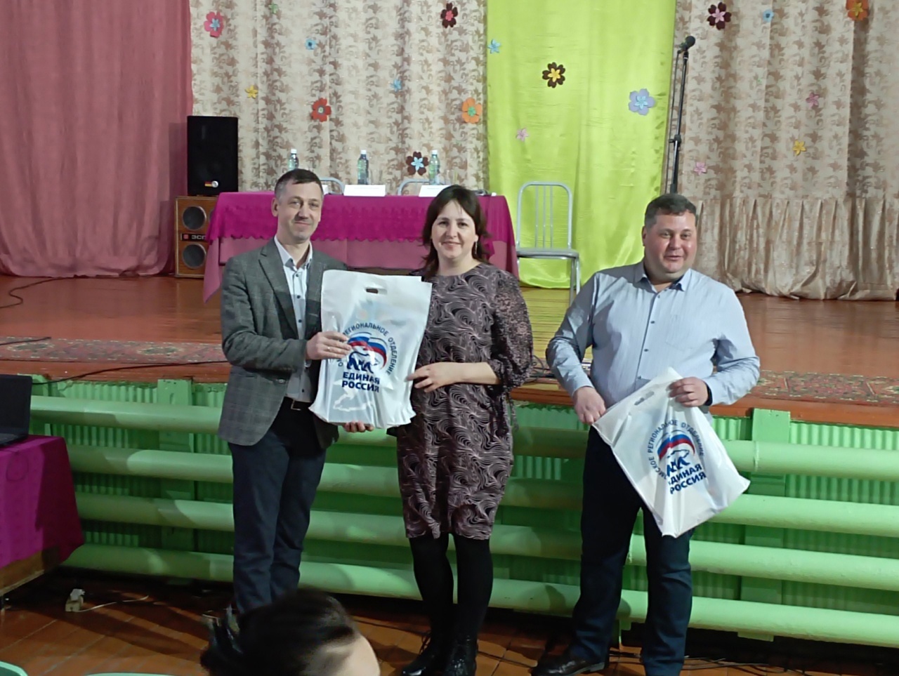 Вступление в ряды членов партии &quot;Единая Россия&quot;.