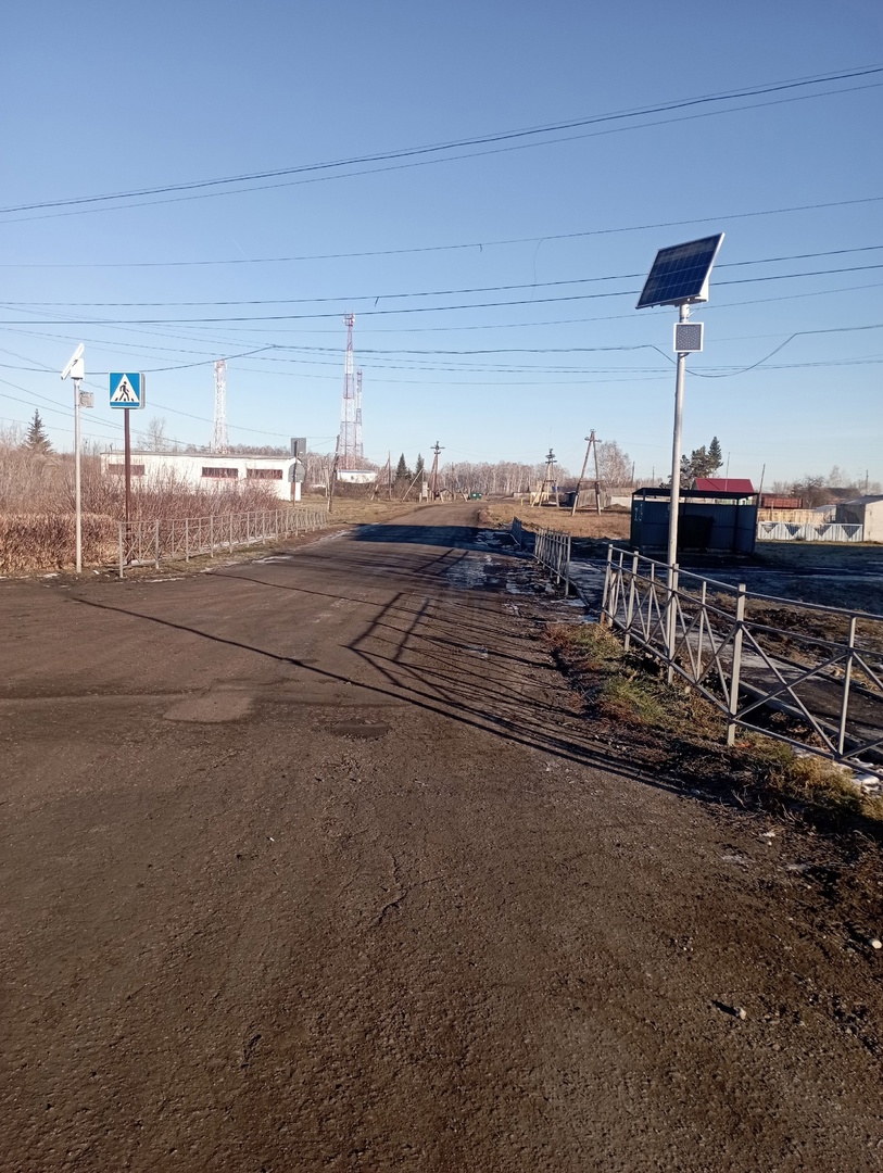 Устройство (монтаж) светофорных объектов в местах пешеходных переходов вблизи школы.