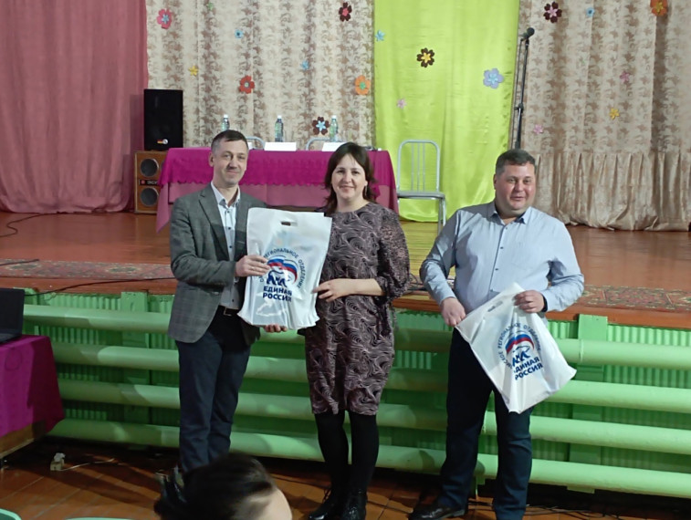 Вступление в ряды членов партии "Единая Россия". Вступление в ряды членов партии "Единая Россия".